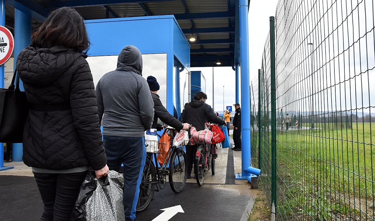 Otvorena traka za pješake na graničnom prijelazu u Slavonskom Brodu